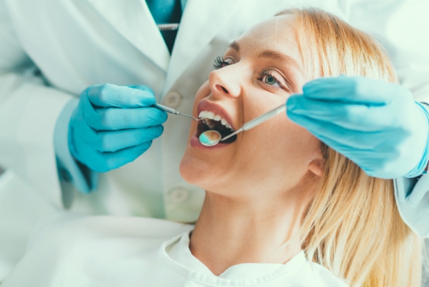 paciente mujer en dentista