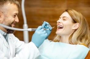 Paciente en dentista durante control en clinica dental