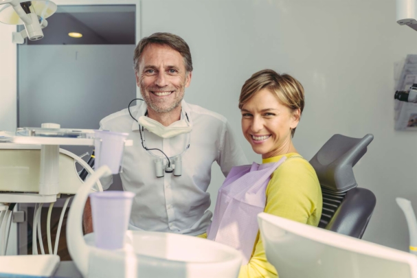 dentista en consulltorio con paciente