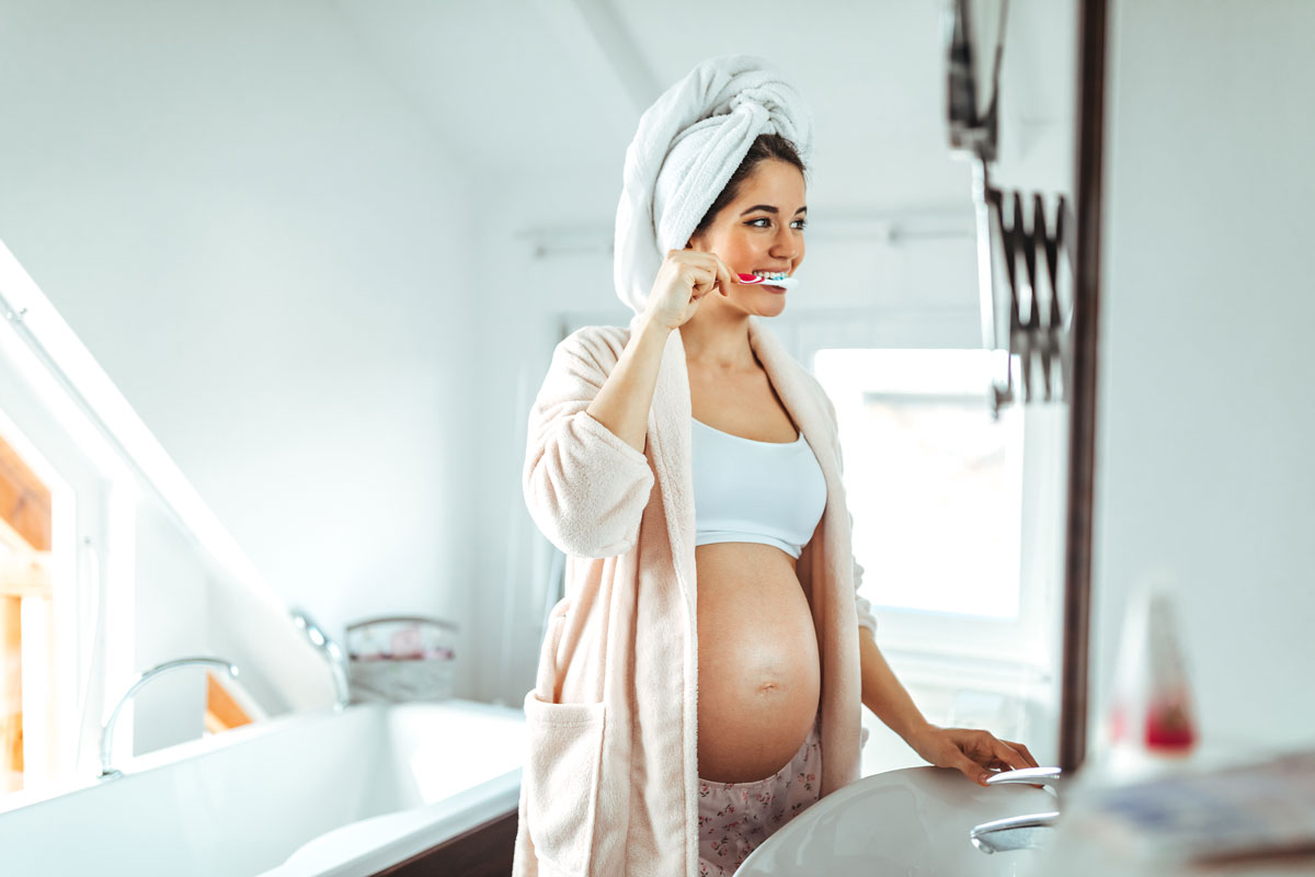 mujer embarazada cepillandose los dientes