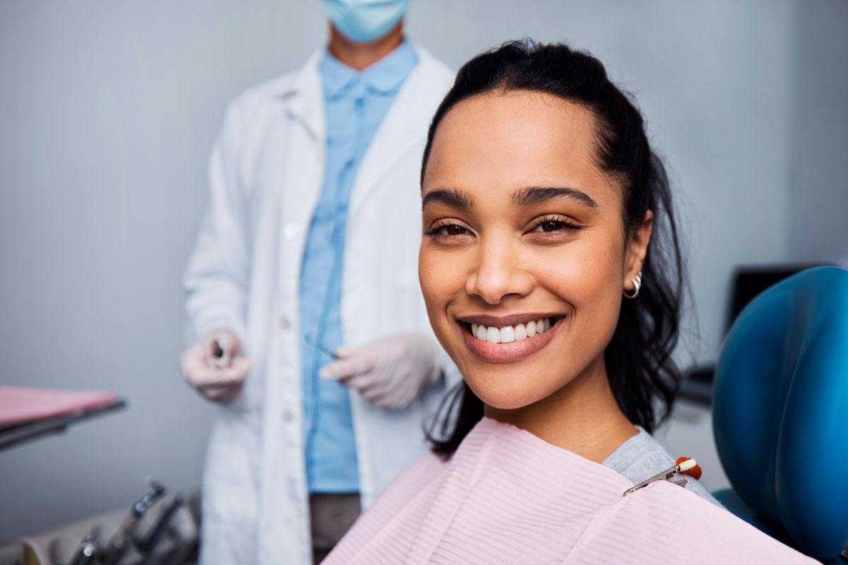 mujer feliz en dentista