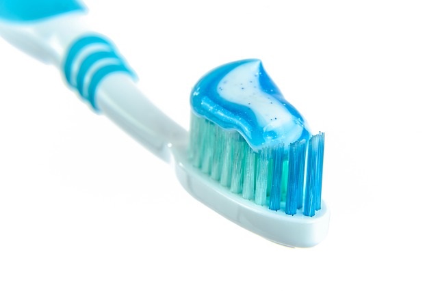 Ejemplo dentífrico con flúor para prevenir caries